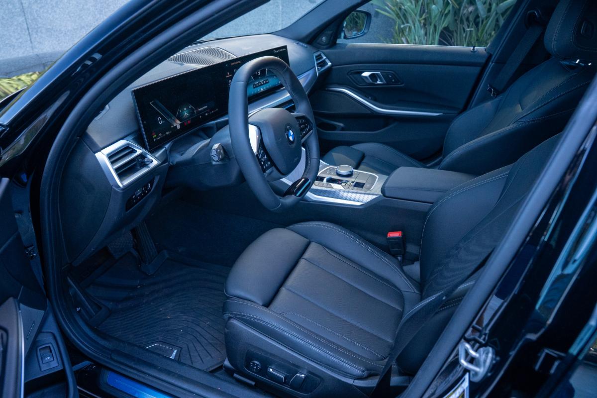 BMW 330i Rental in Los Angeles Thumbnail 