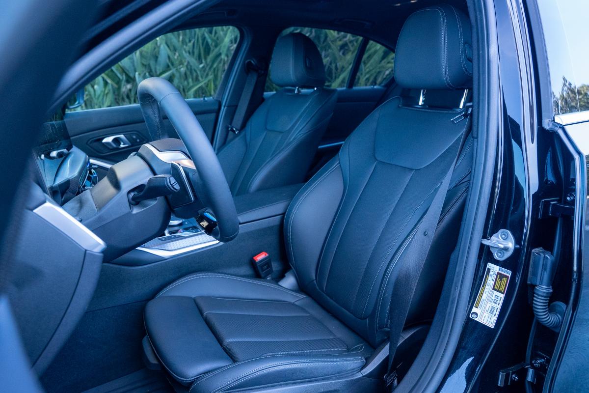 BMW 330i Rental in Los Angeles Thumbnail 