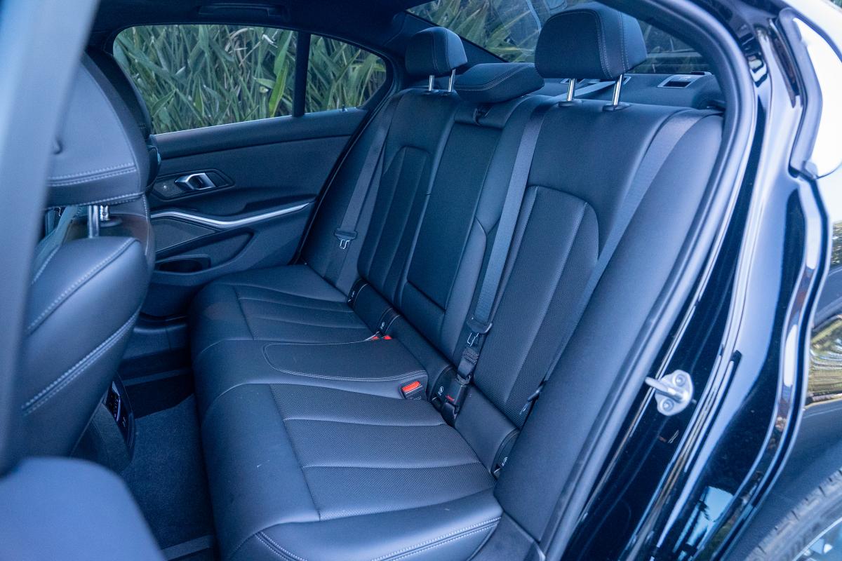 BMW 330i Rental in Los Angeles Thumbnail 