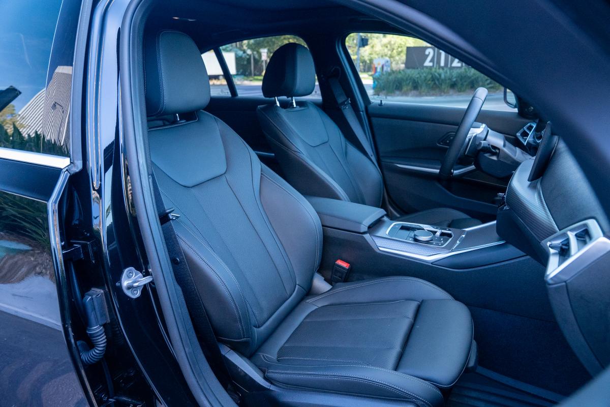 BMW 330i Rental in Los Angeles Thumbnail 