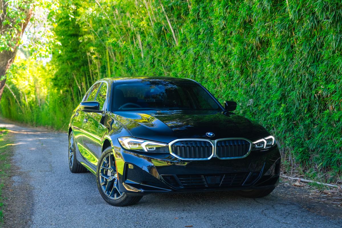 BMW 330i Rental in Los Angeles Thumbnail 