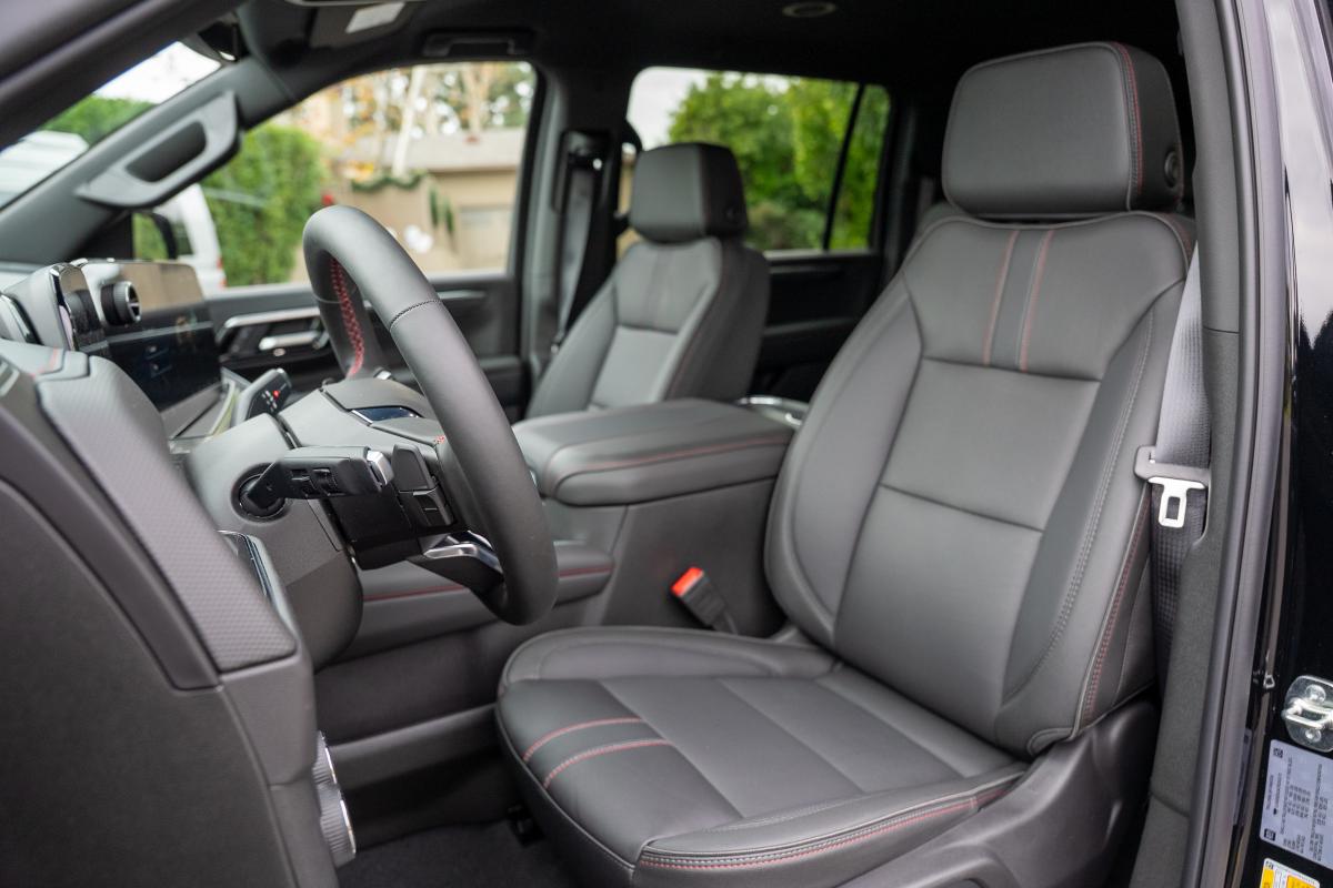 Chevrolet Suburban Rental in Los Angeles Thumbnail 