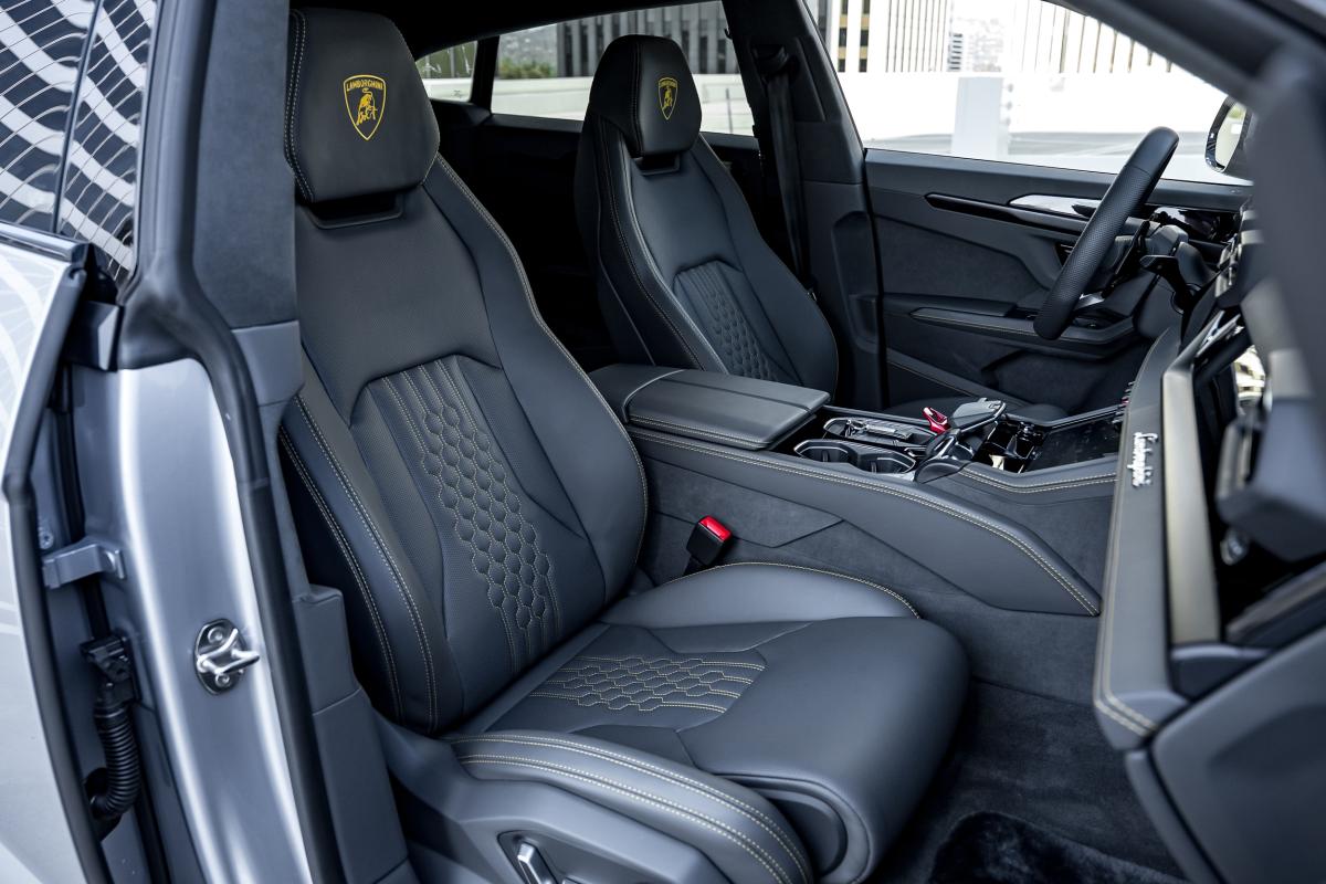 Lamborghini Urus Rental in Los Angeles Thumbnail 